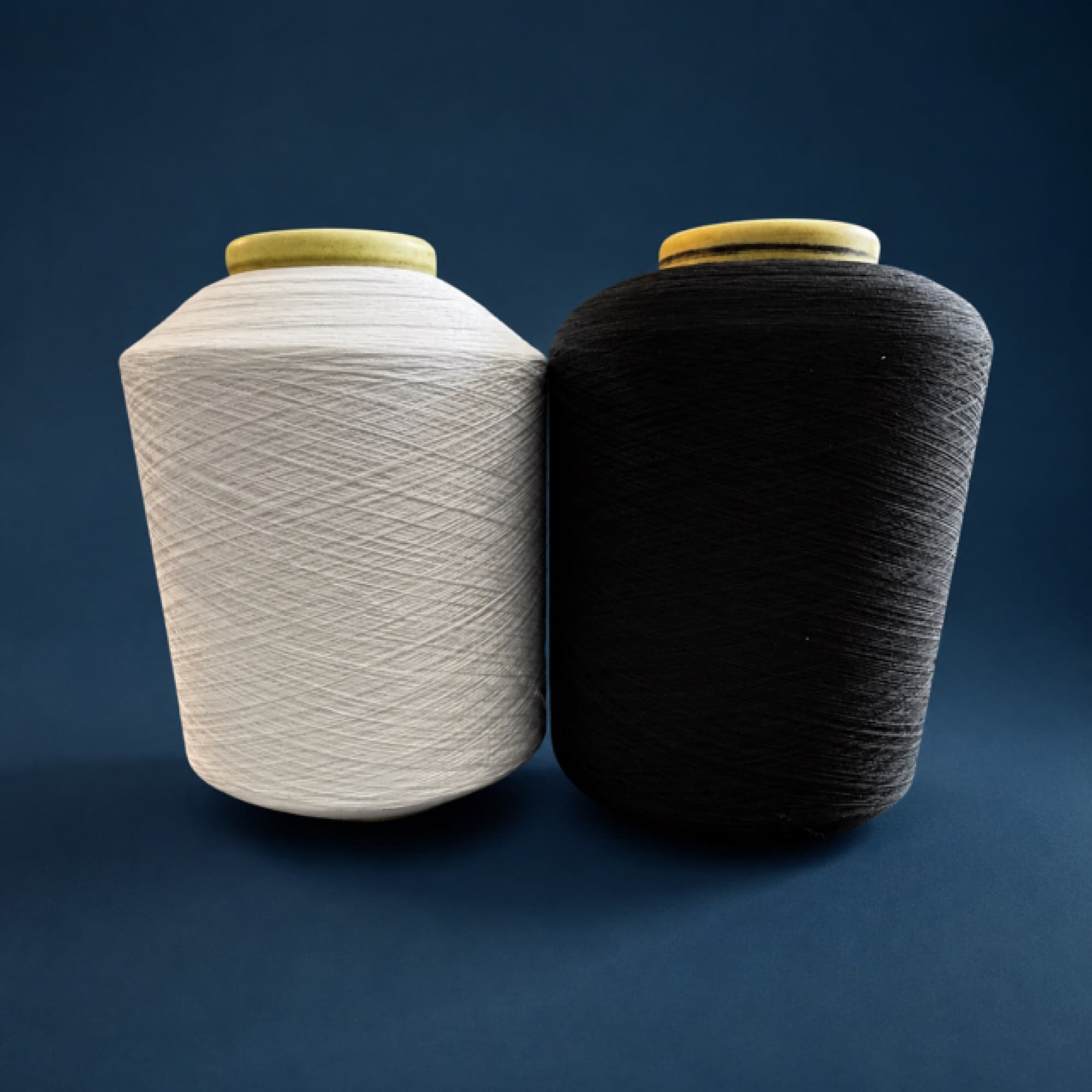 Conos de spandex recubierto 2075 y 2070 en blanco y negro